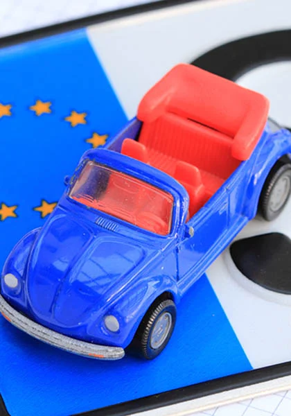 License plate with a car key, Spielzeugauto auf Kennzeichen